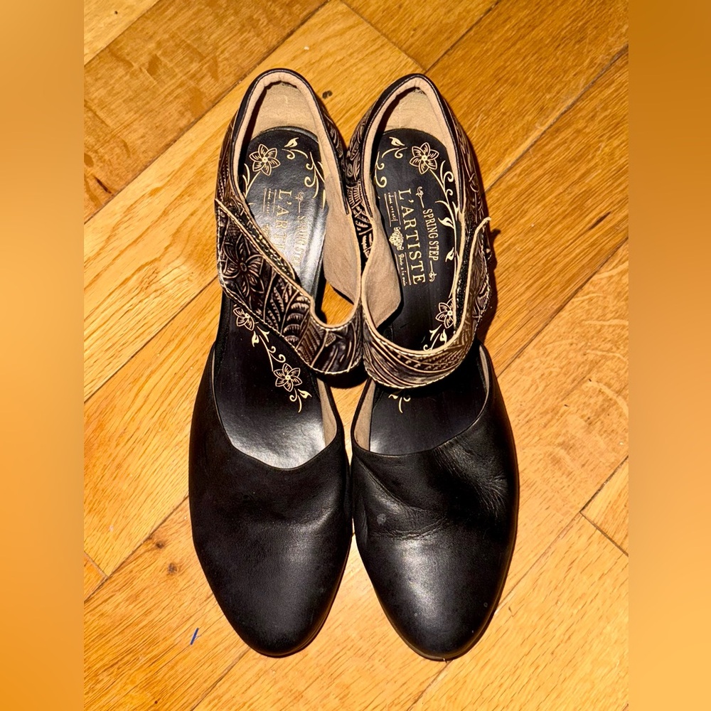 L'ATISTE Black and Tan Heels